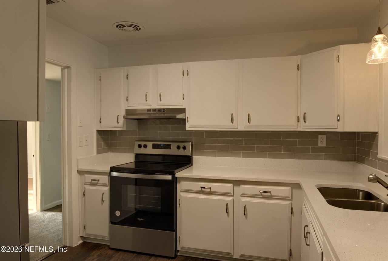 1370 Labelle St - Photo 4 of 27
