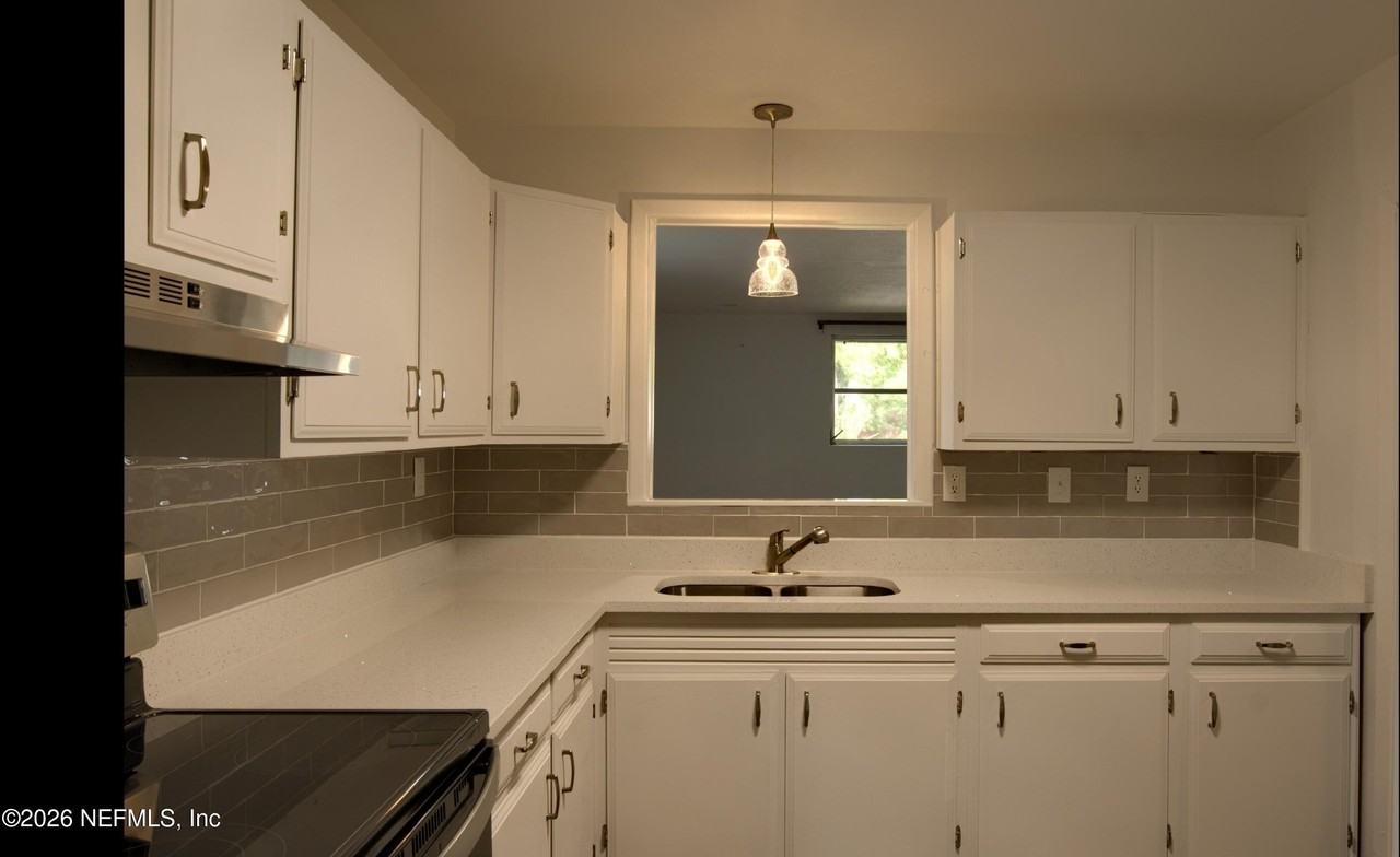 1370 Labelle St - Photo 5 of 27
