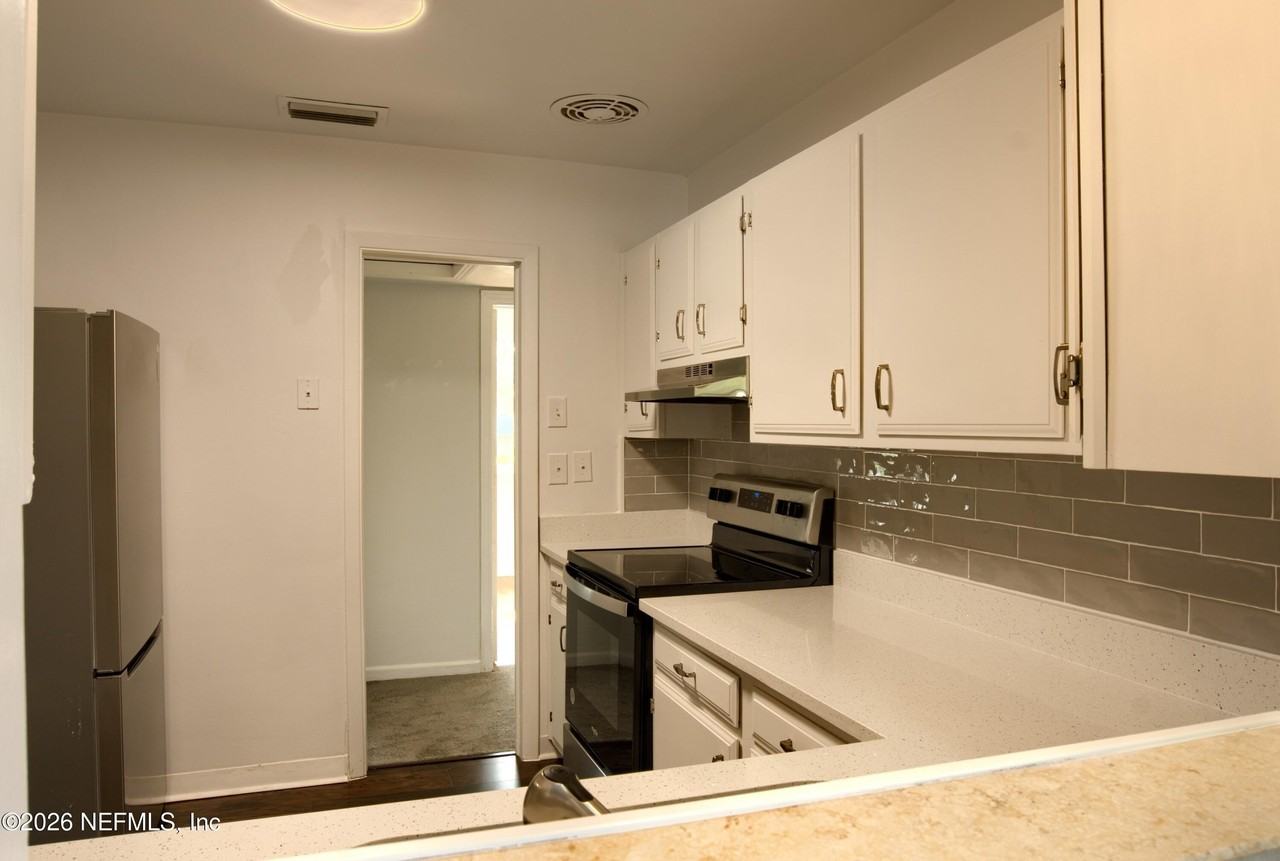 1370 Labelle St - Photo 7 of 27