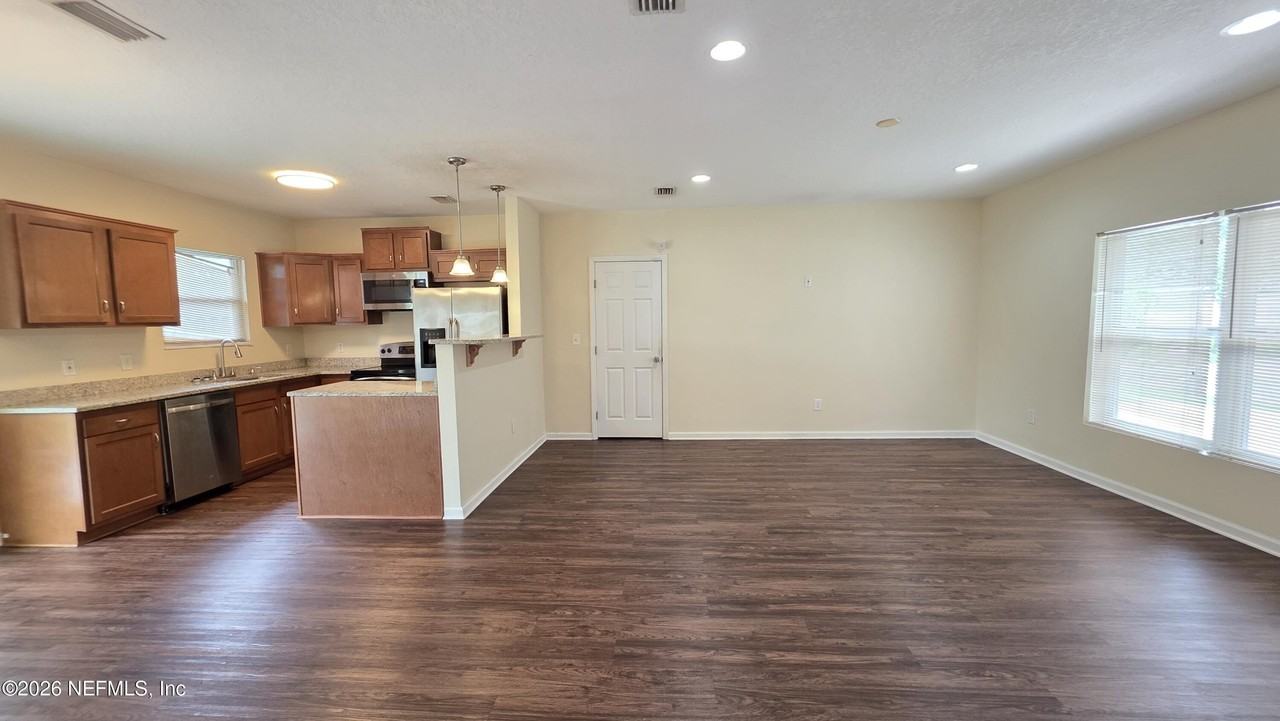 8240 Pear Rd - Photo 5 of 27