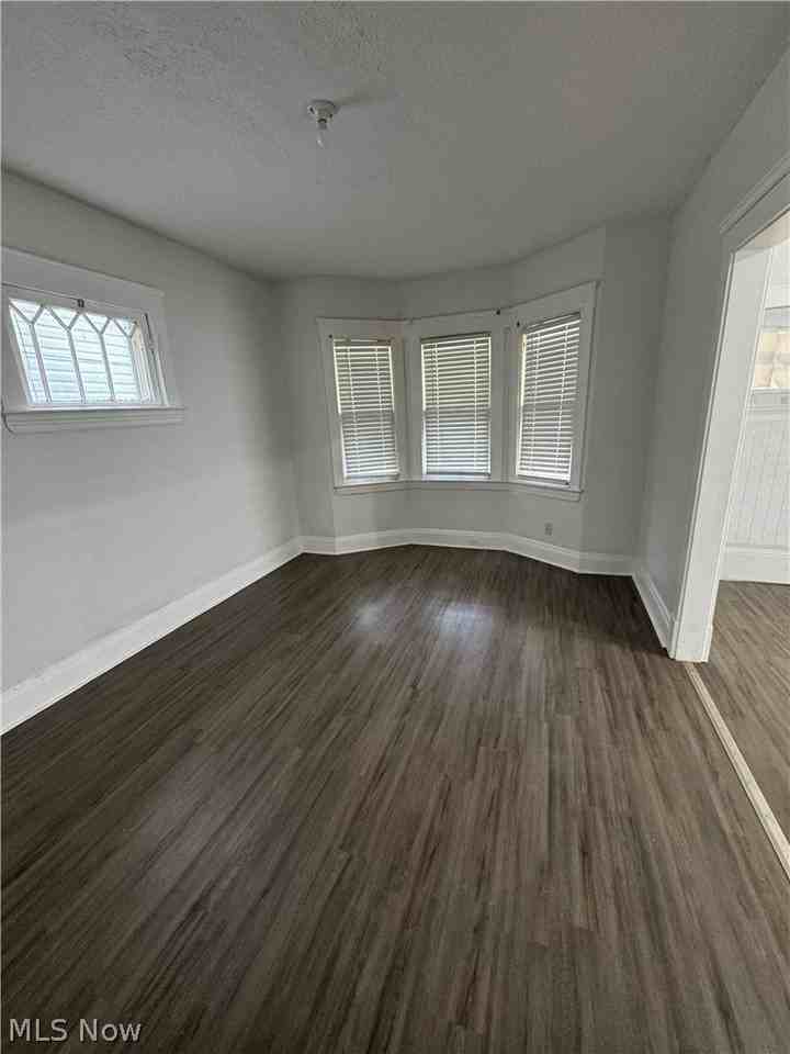 10209 Elwell Ave - Photo 3 of 10