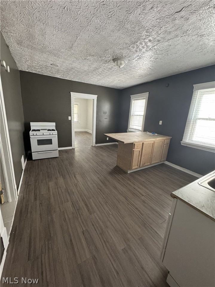 10209 Elwell Ave - Photo 5 of 10