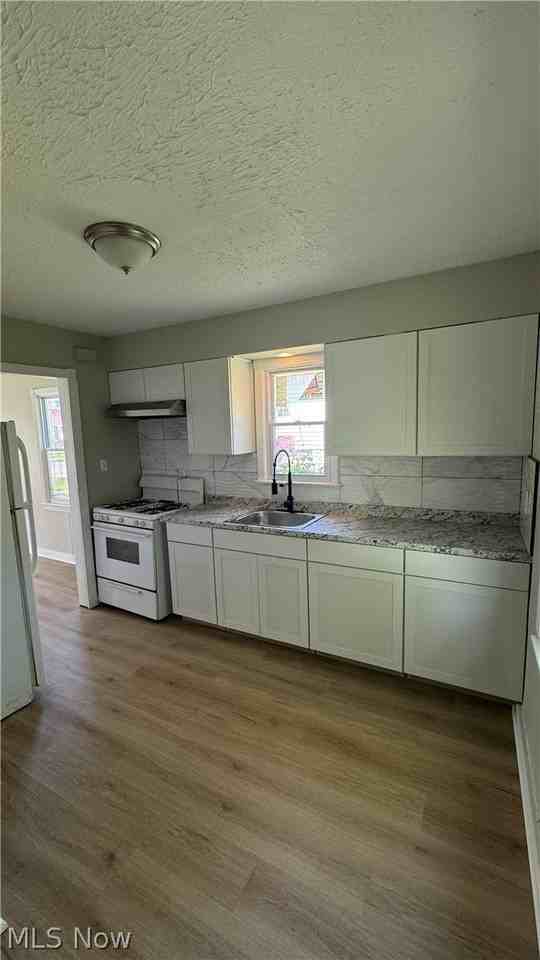 11825 Avon Ave - Photo 4 of 9