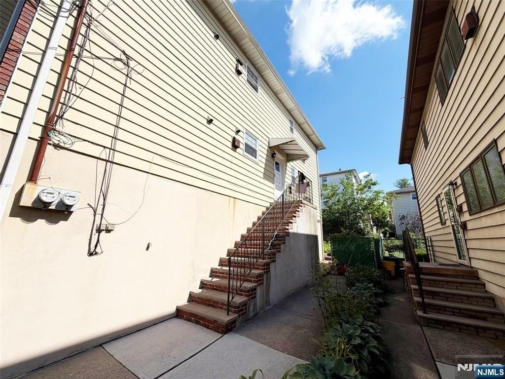 121 E Edsall Ave #2ndFL - Photo 3 of 13