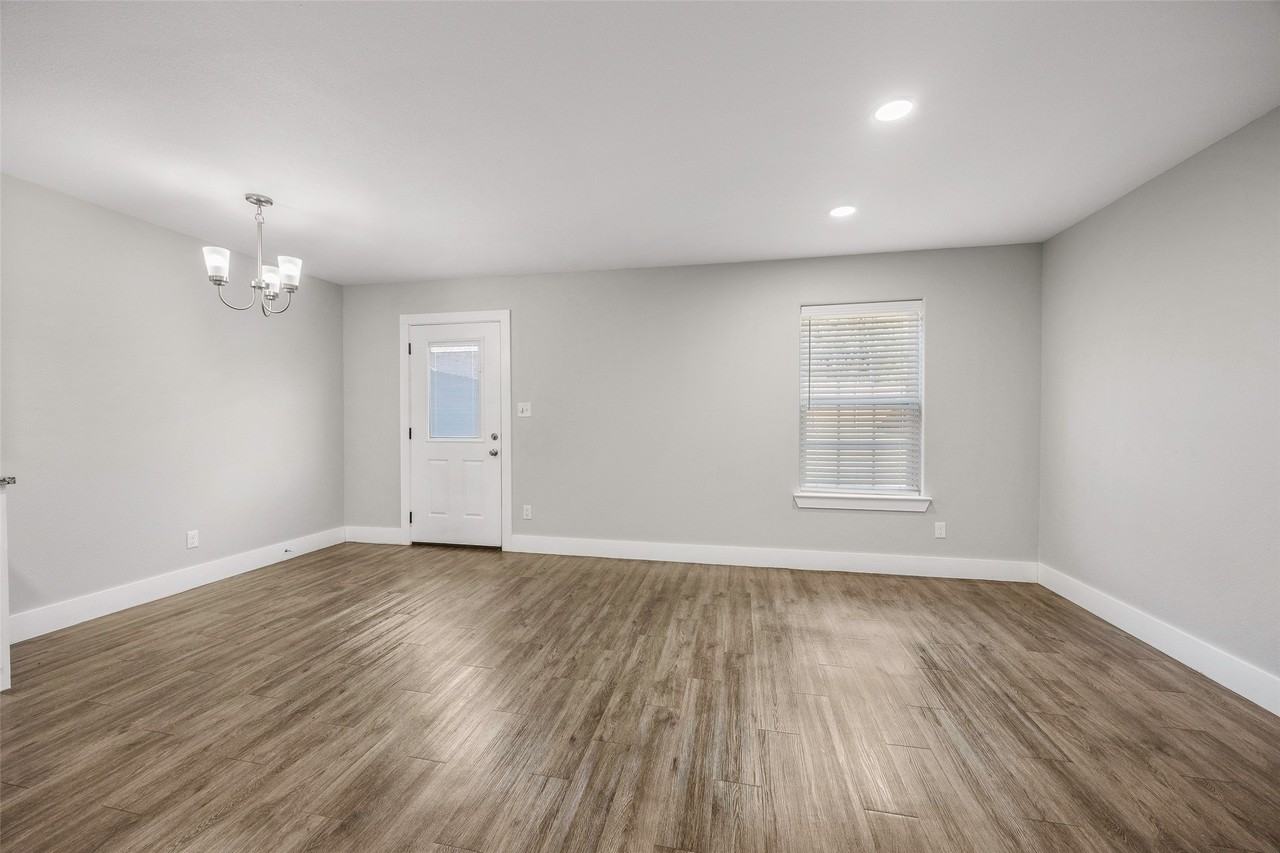 901 W Collins St - Photo 2 of 21