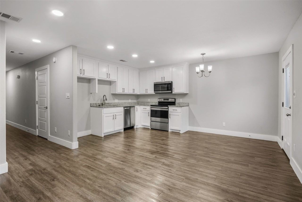 901 W Collins St - Photo 3 of 21
