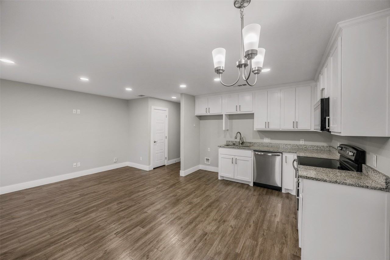 901 W Collins St - Photo 4 of 21
