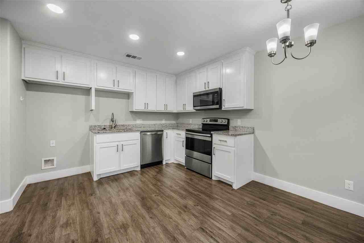 901 W Collins St - Photo 5 of 21