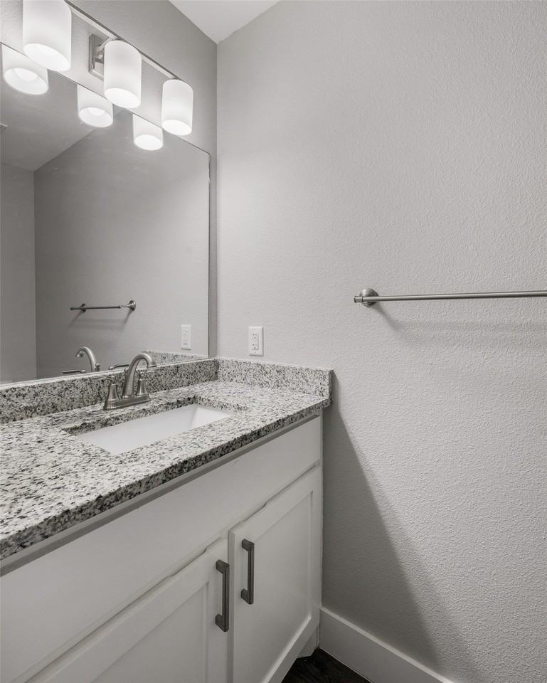 901 W Collins St - Photo 6 of 21