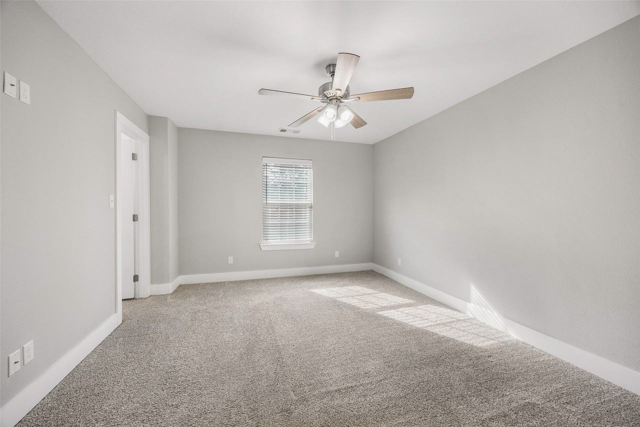 901 W Collins St - Photo 7 of 21