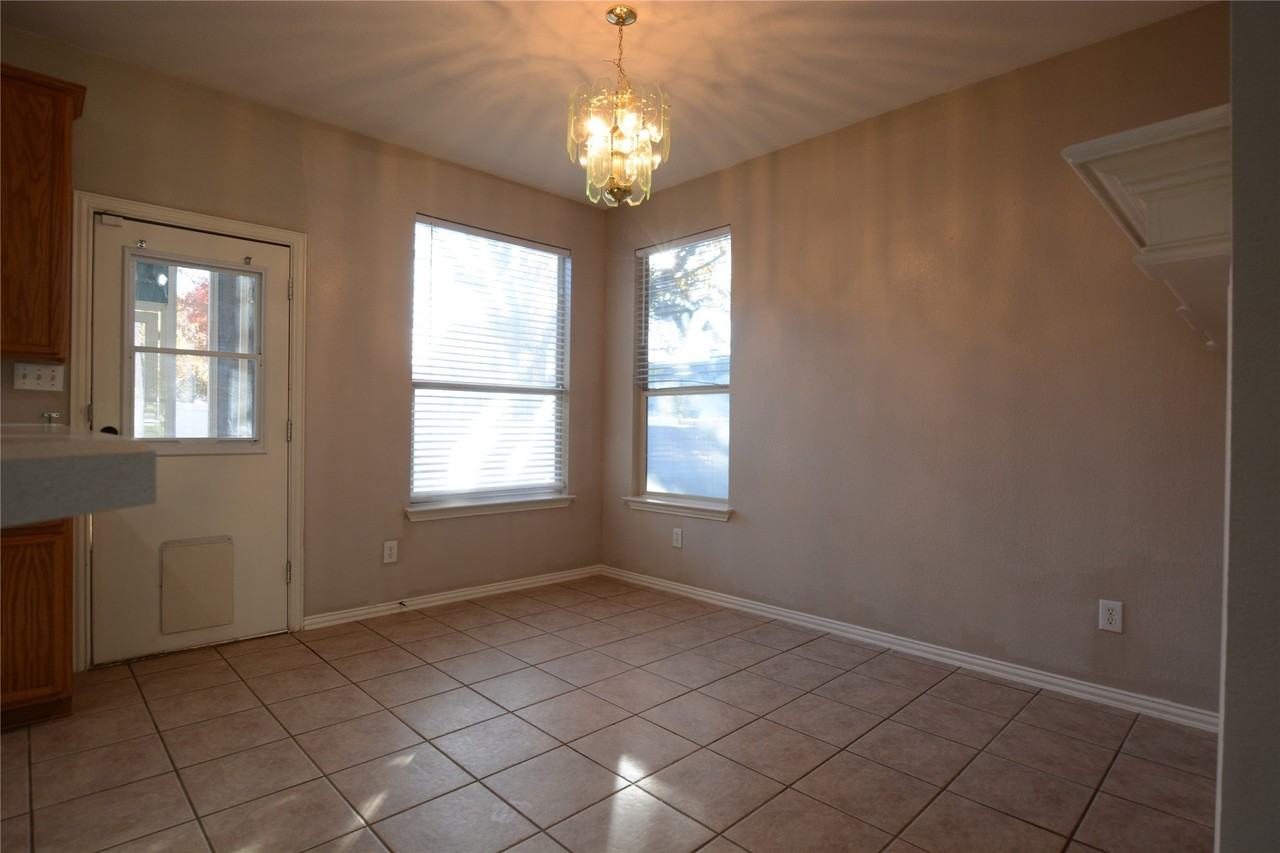 1400 Oakcrest Dr - Photo 6 of 18