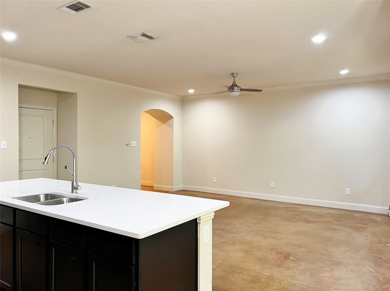 1312 W Jefferson St #5 - Photo 3 of 13