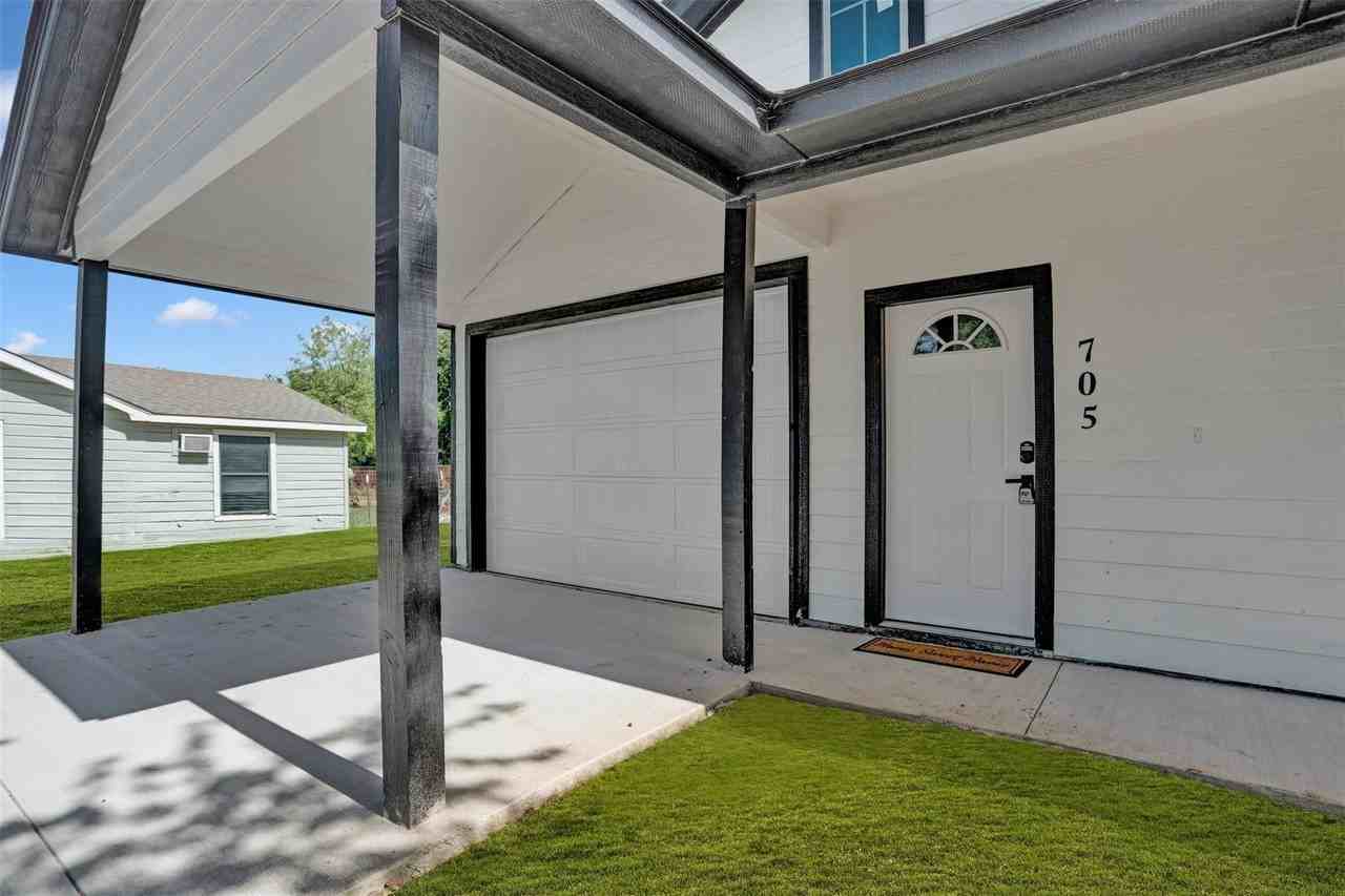 705 E Hanna St - Photo 2 of 24