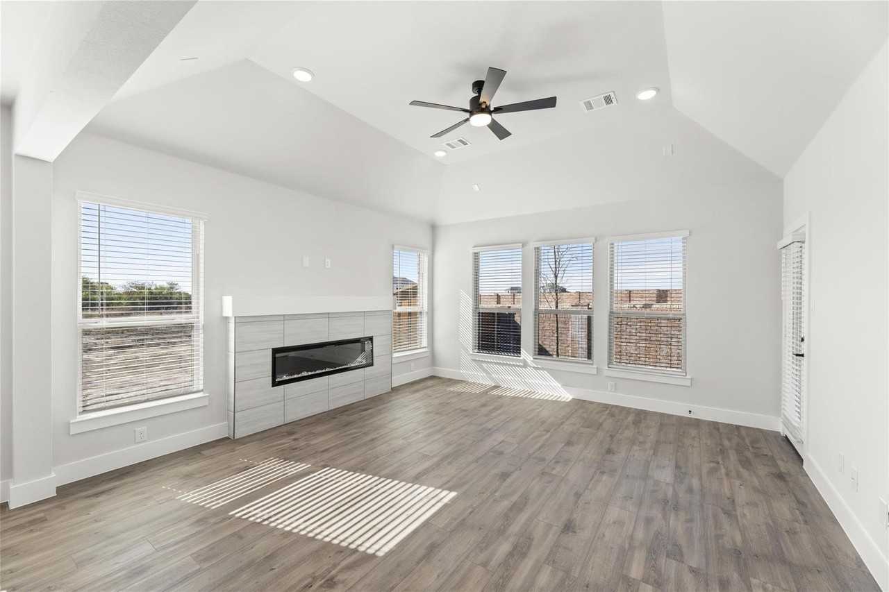 809 Meadow Spring Ln - Photo 6 of 27