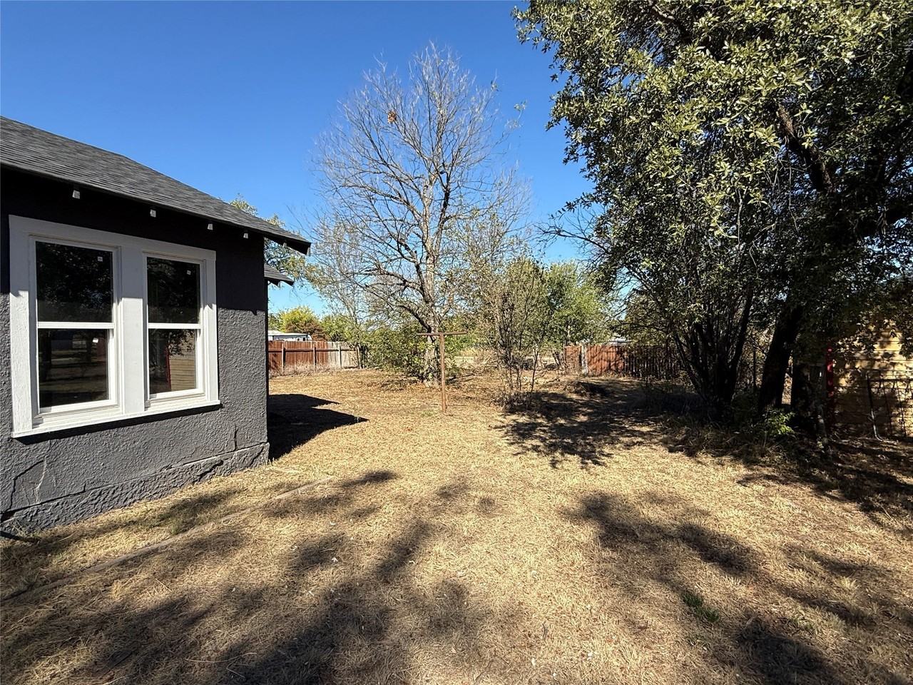 705 E 9th St - Photo 4 of 29