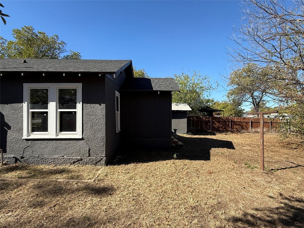705 E 9th St - Photo 5 of 29