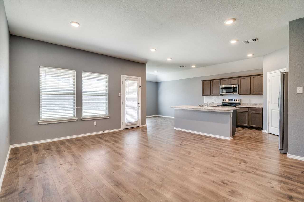 2124 Tulipwood Dr - Photo 2 of 14