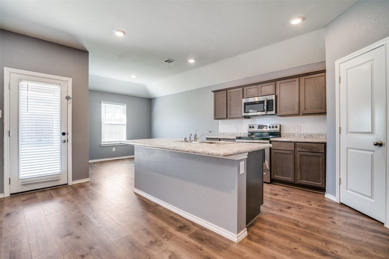 2124 Tulipwood Dr - Photo 3 of 14