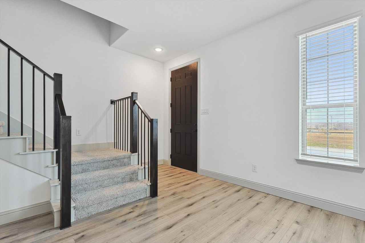 517 Parkside Dr - Photo 5 of 35