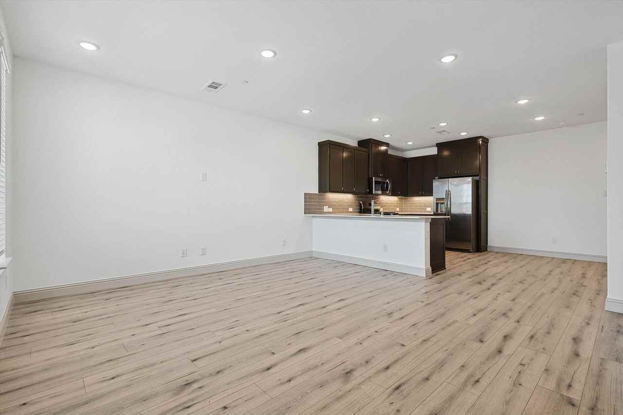 517 Parkside Dr - Photo 6 of 35