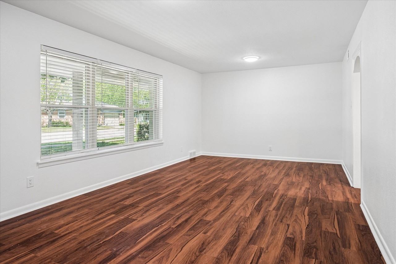 202 Joe White St - Photo 3 of 30
