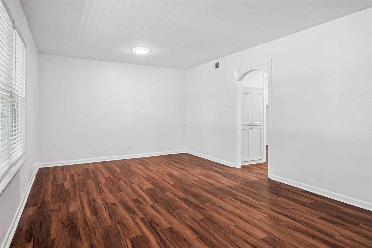 202 Joe White St - Photo 4 of 30