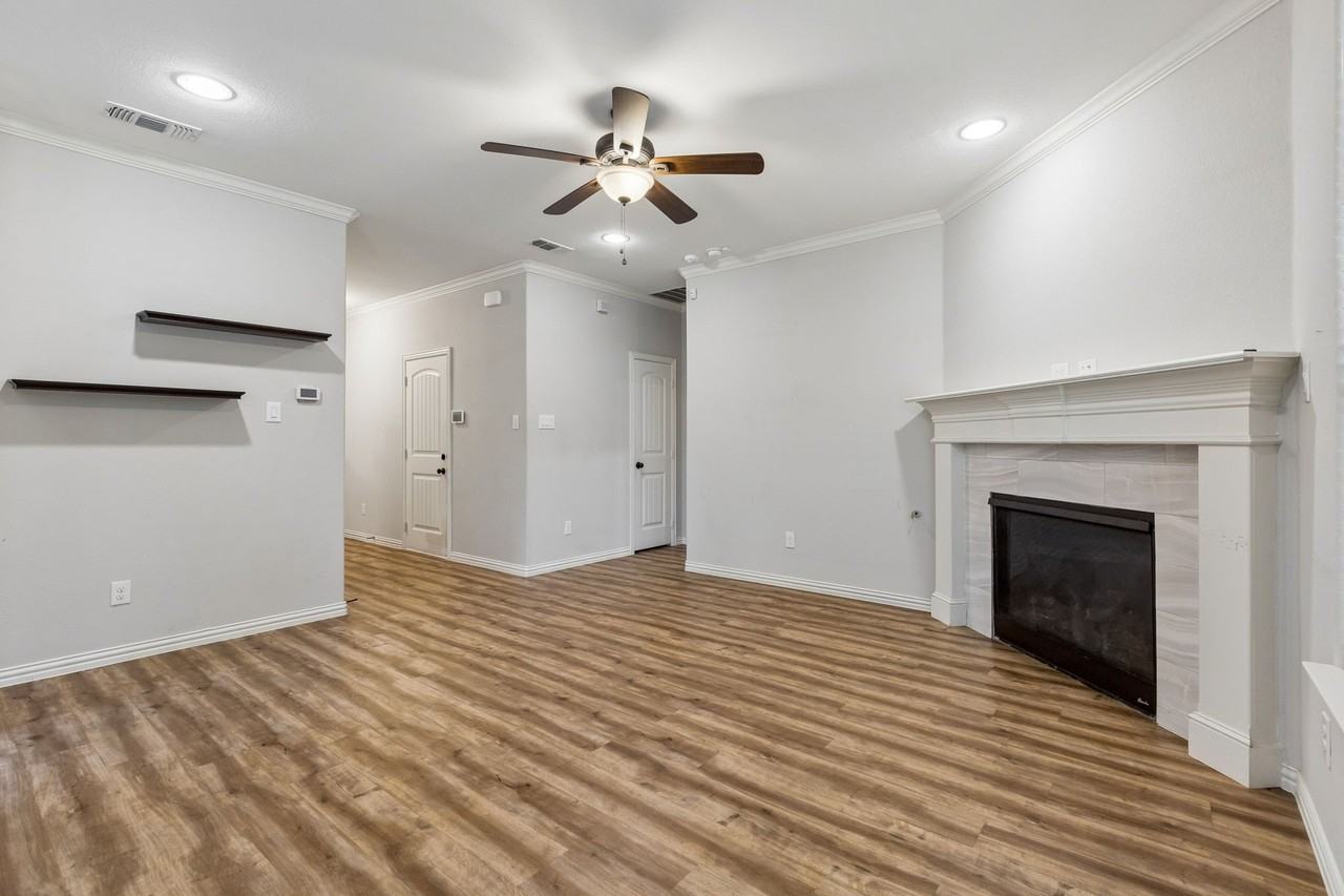 1109 Moore St - Photo 4 of 24