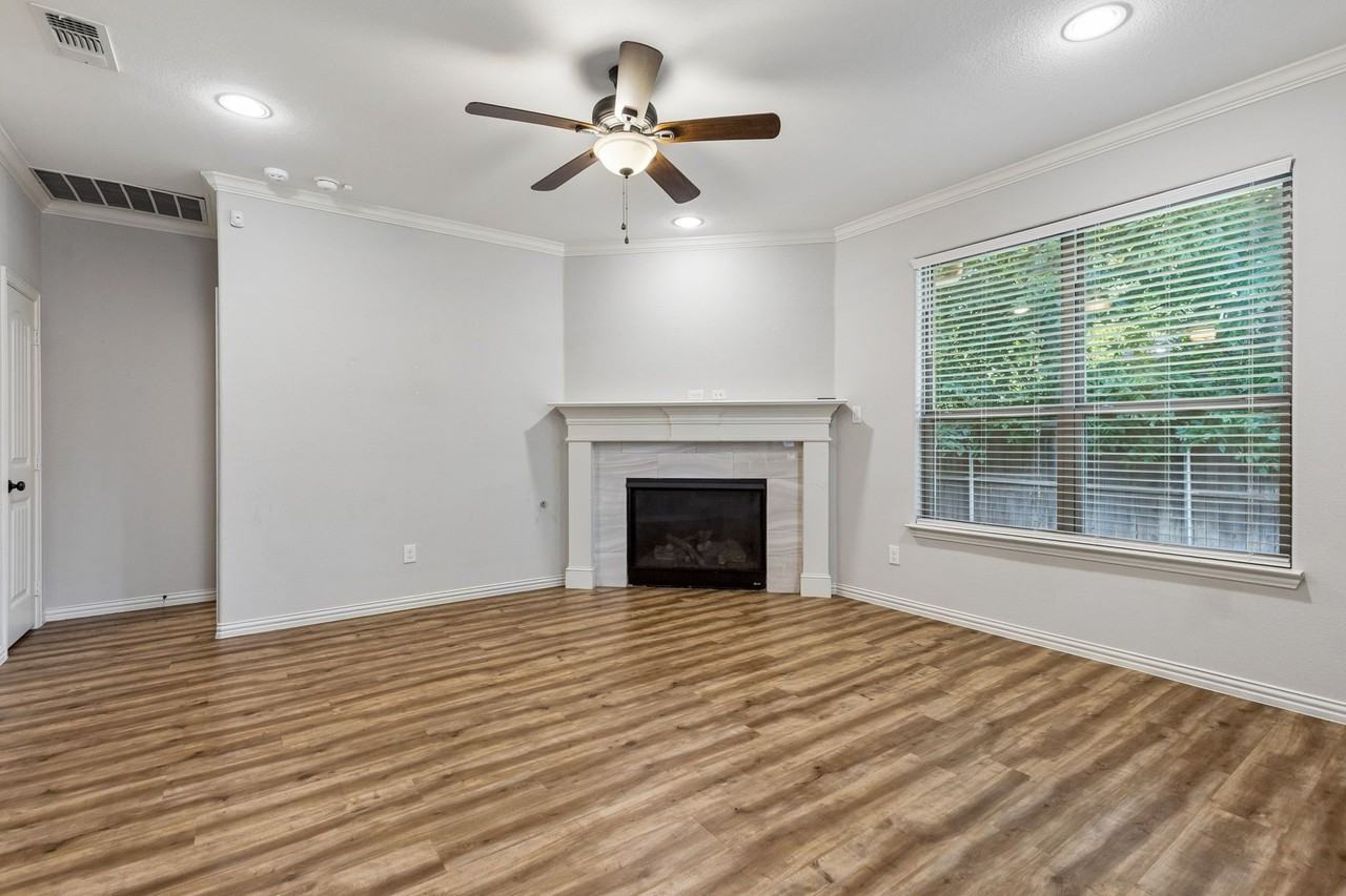 1109 Moore St - Photo 5 of 24
