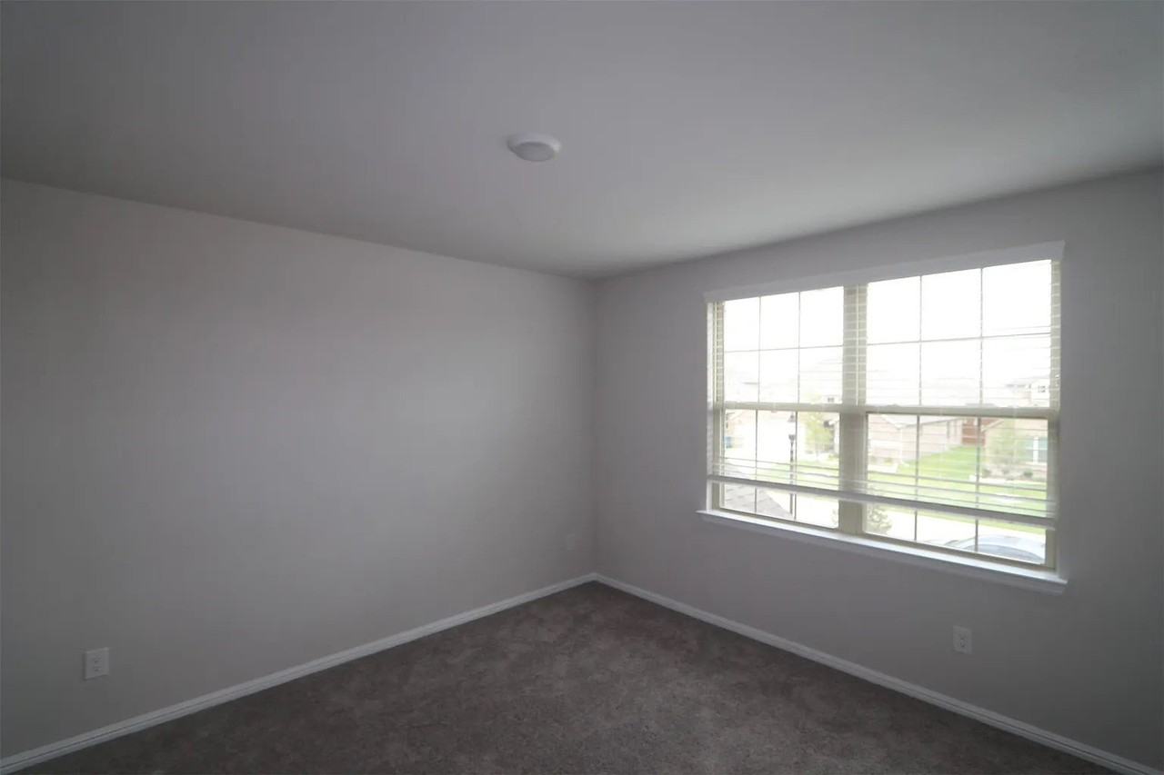 13068 Yellowstone Way - Photo 3 of 21