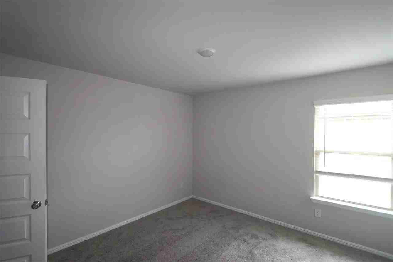13068 Yellowstone Way - Photo 4 of 21