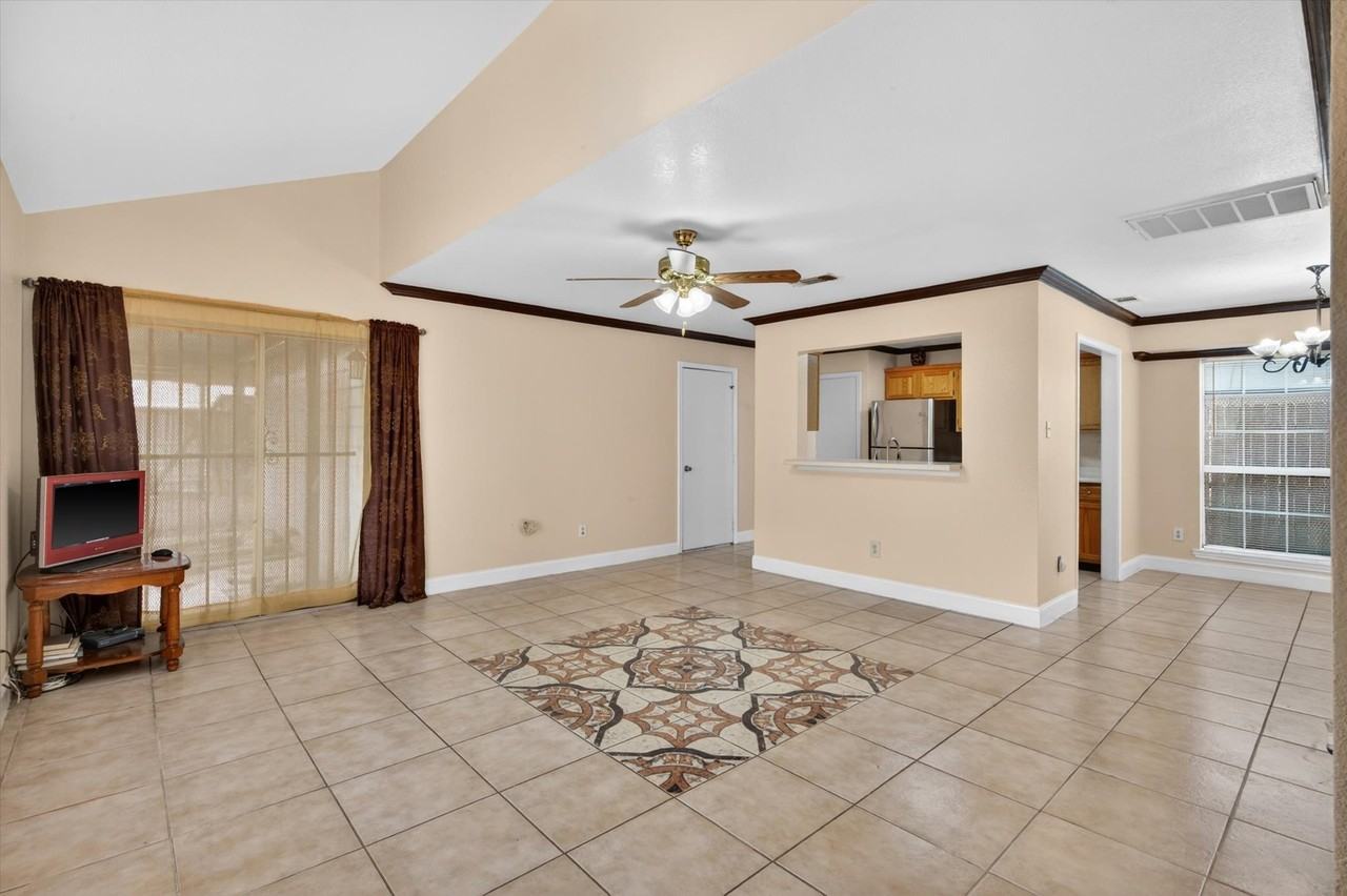 10320 Carolina Oaks Dr - Photo 3 of 19