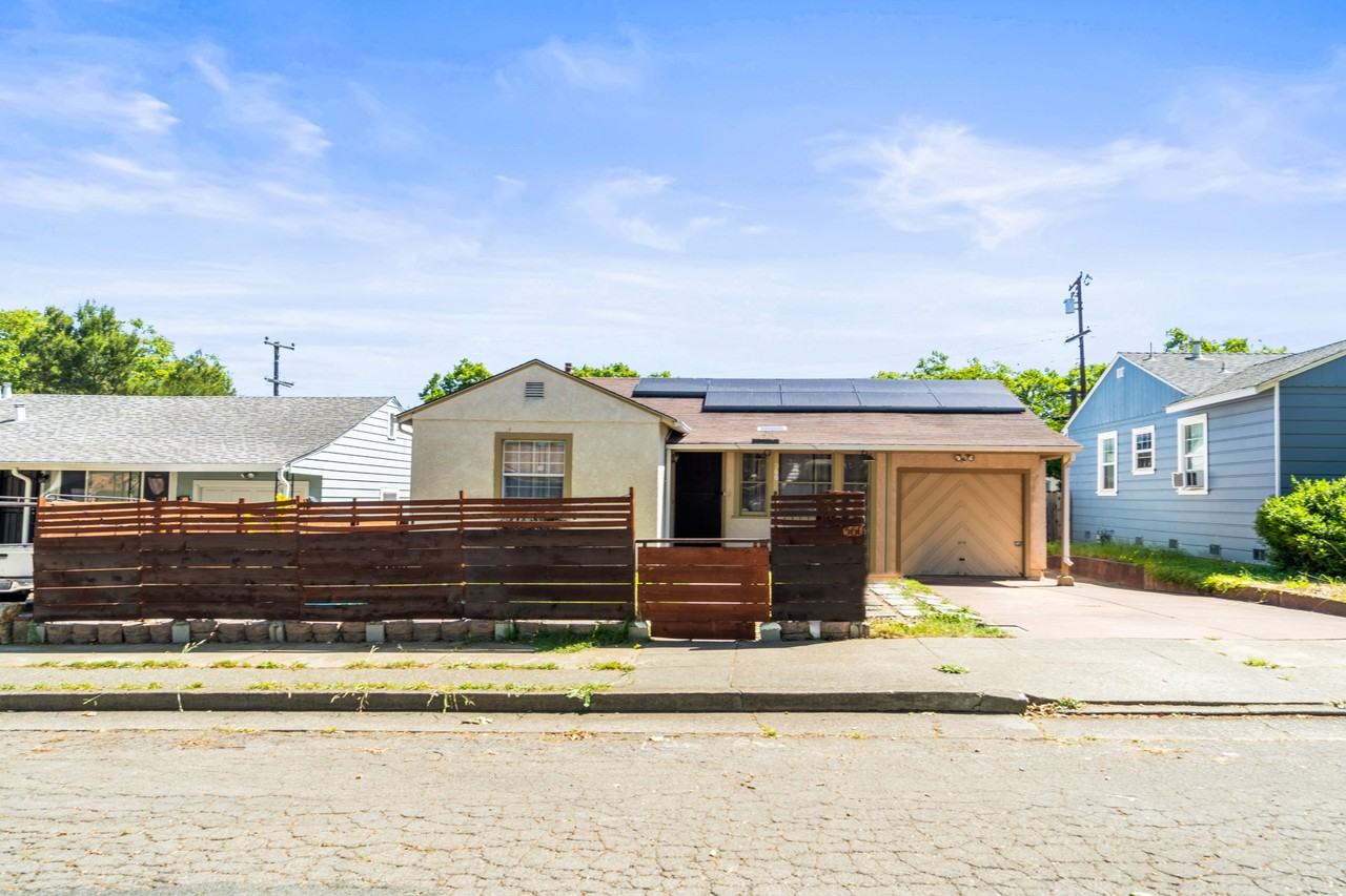 560 Russell St - Photo 2 of 50