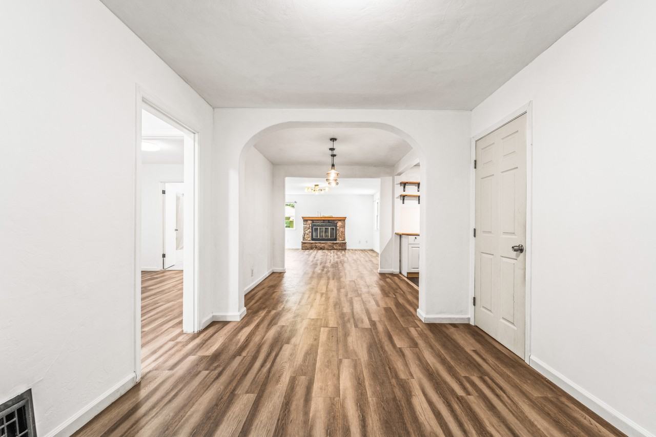 560 Russell St - Photo 3 of 50