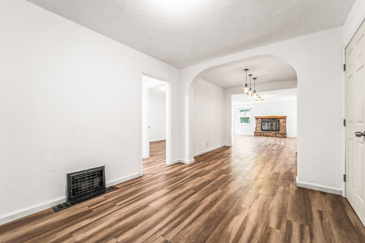 560 Russell St - Photo 4 of 50