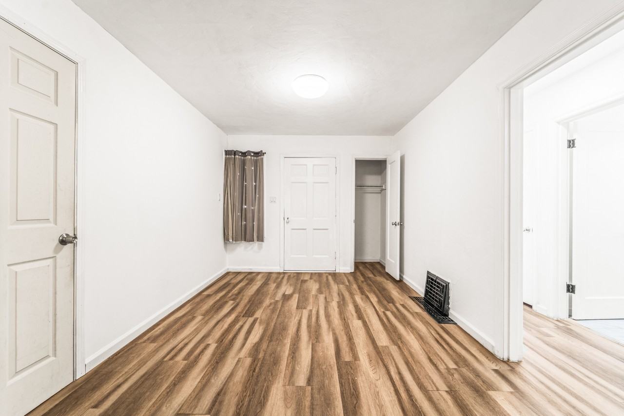 560 Russell St - Photo 5 of 50