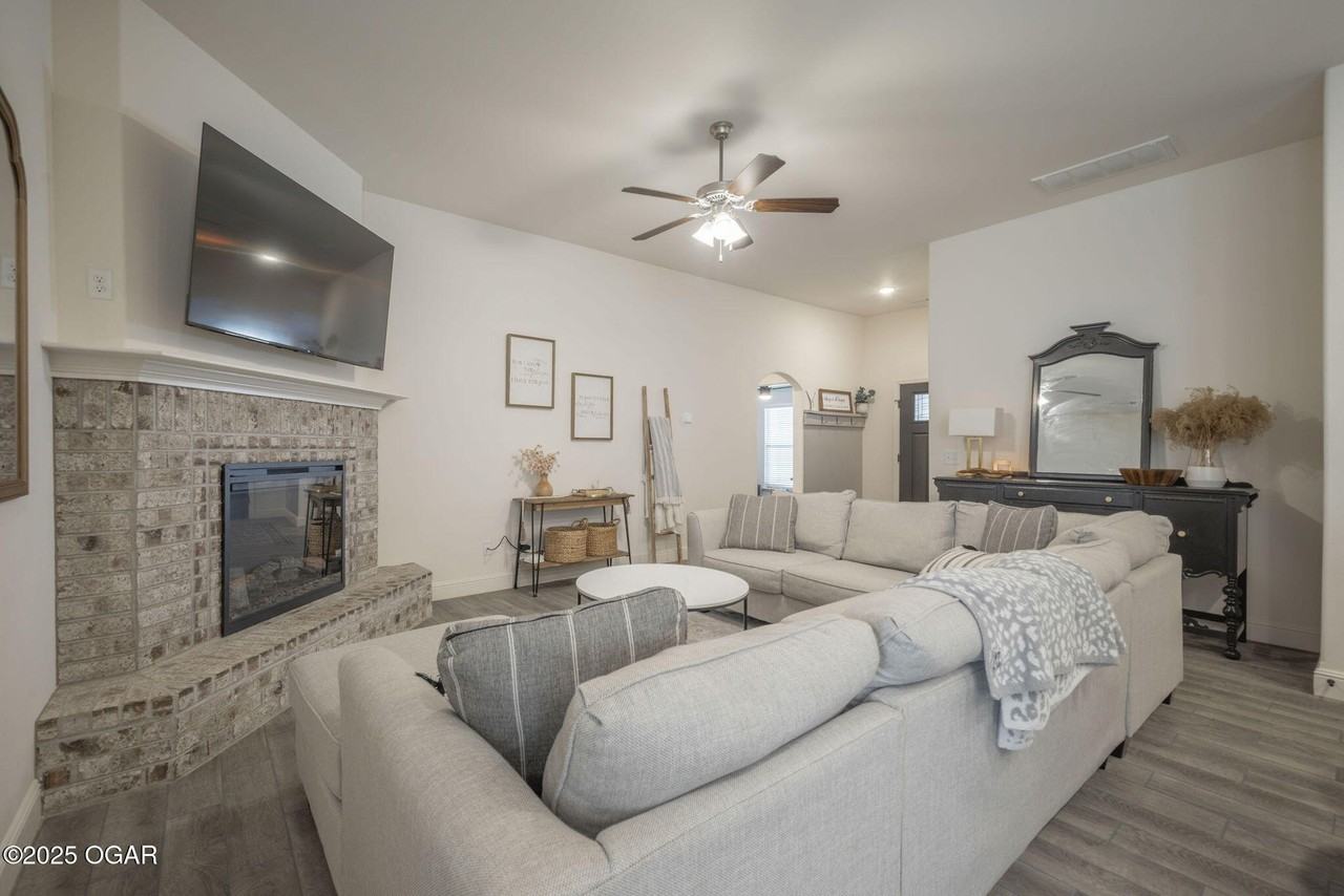 2110 S Greystone Square - Photo 5 of 18