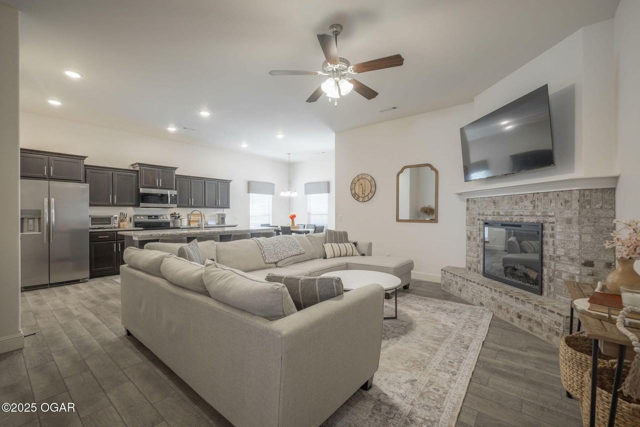 2110 S Greystone Square - Photo 6 of 18