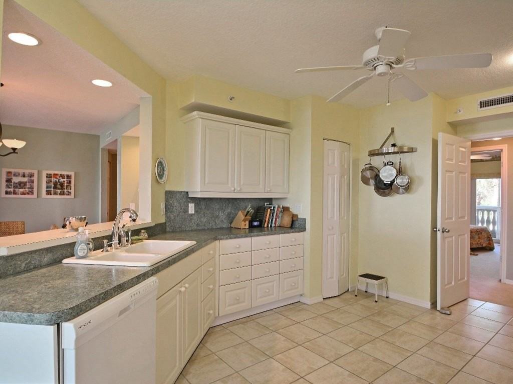 8820 S Sea Oaks Way #201 - Photo 7 of 36
