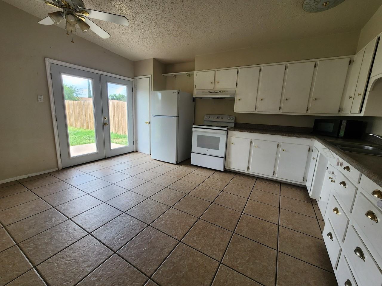 2406 Stanton St - Photo 4 of 11