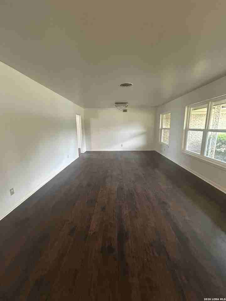 110 Northaven Dr - Photo 3 of 6