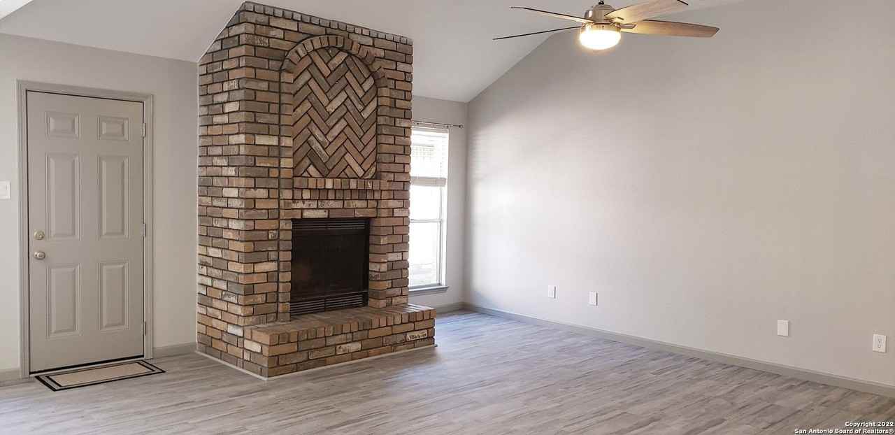 9210 Fishers Hill Dr - Photo 4 of 18