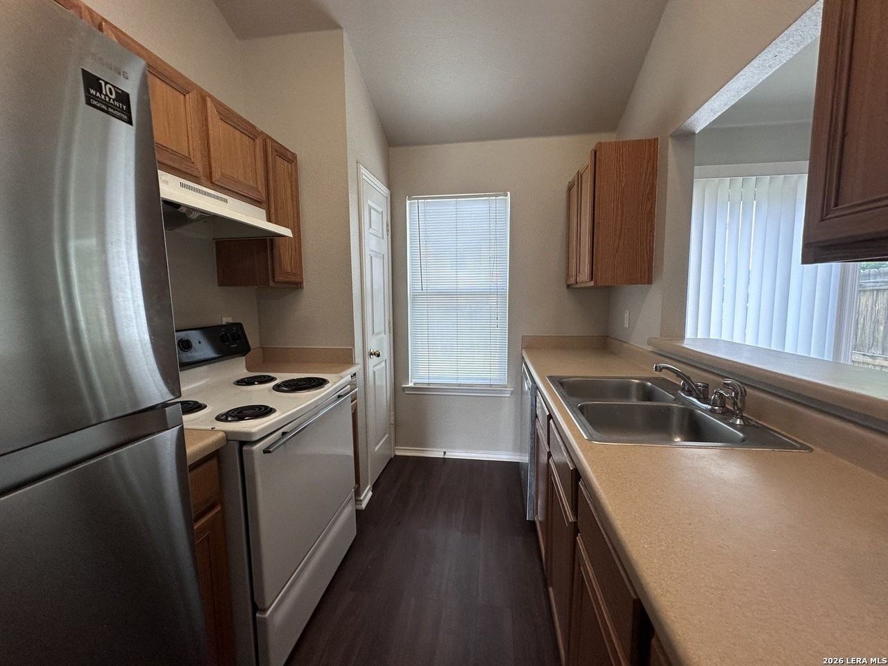 3042 Pine Valley Dr - Photo 2 of 11