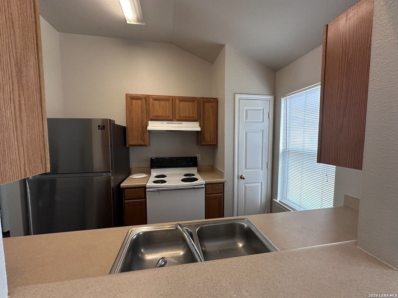 3042 Pine Valley Dr - Photo 3 of 11