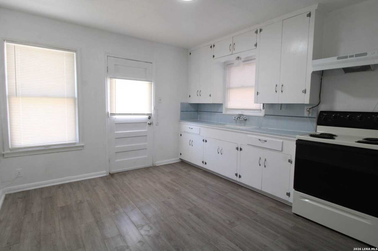 306 Overhill Dr - Photo 6 of 27