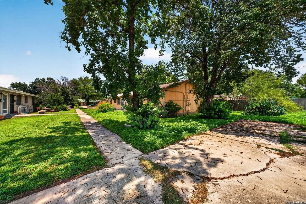 208 Bexar Dr - Photo 3 of 28