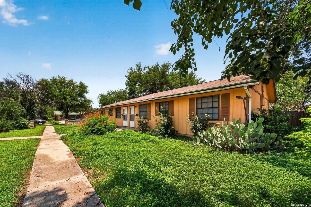 208 Bexar Dr - Photo 4 of 28