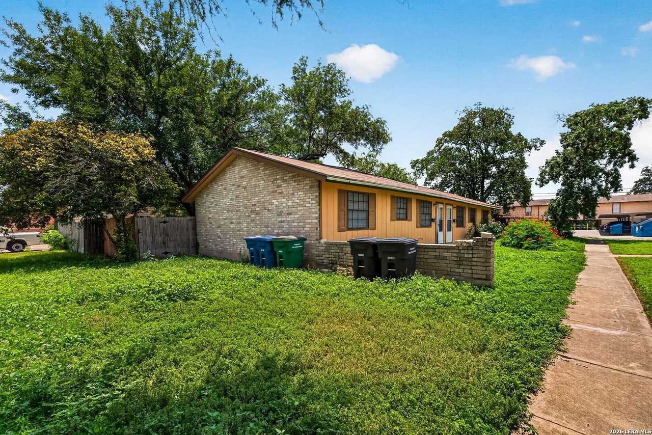 208 Bexar Dr - Photo 5 of 28