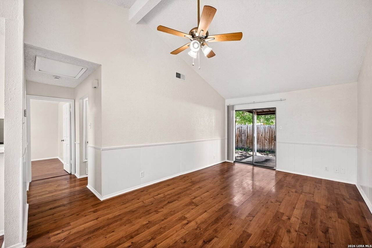 208 Bexar Dr - Photo 7 of 28