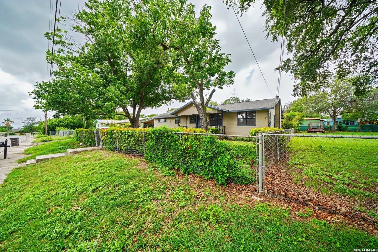 12715 Middle Ln - Photo 5 of 41
