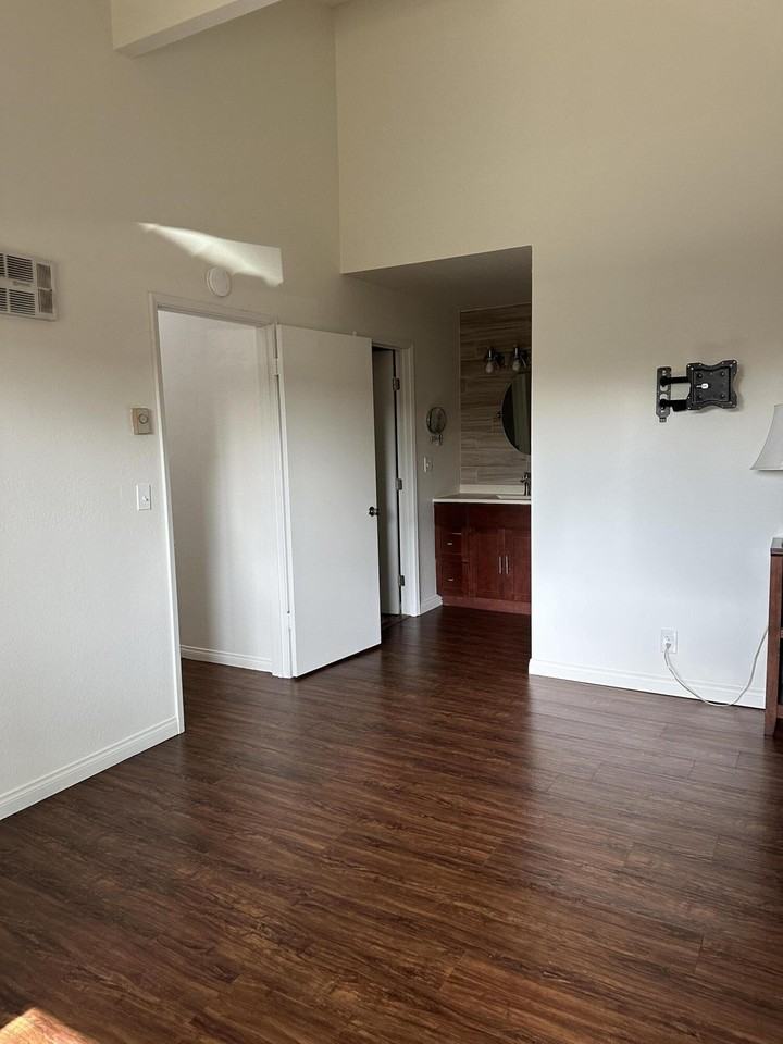 166 Kingston Ave #C - Photo 6 of 10